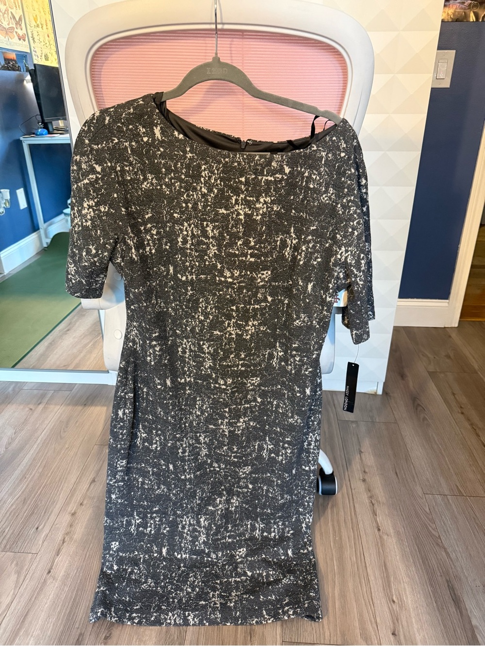 Maggy London Cream/Grey Clothing Tag